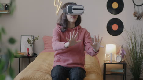teenager experiencing vr