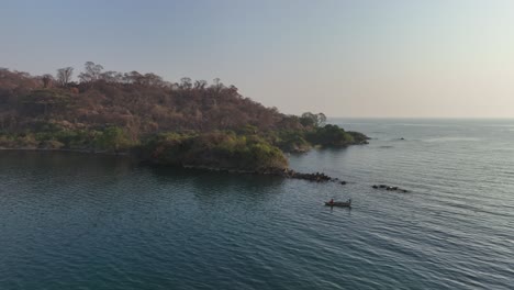 pescadores locales cerca de la orilla de la isla de nankoma, lago de malawi.