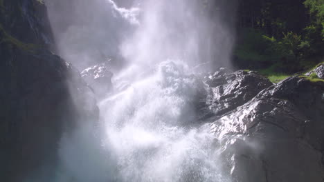 el aumento aéreo aleja la revelación, enormes penachos de rocío se elevan hacia arriba