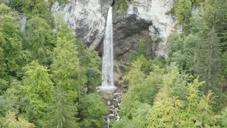 cascada wildenstein en el sur de austria cayendo más de 54 m sobre el acantilado, toma aérea revelada