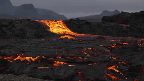 Corriente-De-Lava-Incandescente-Que-Fluye-En-Un-Paisaje-Desolado