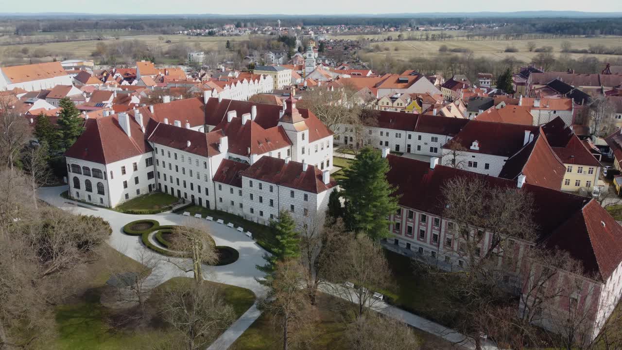 pequeño castillo y terrenos del castillo, parque de jardines, en una ciudad histórica