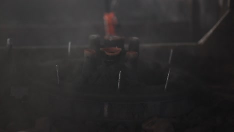 안전 첫 번째 개념, 금속 부품 공장에서 은 고온 화재로 금속 주조 과정