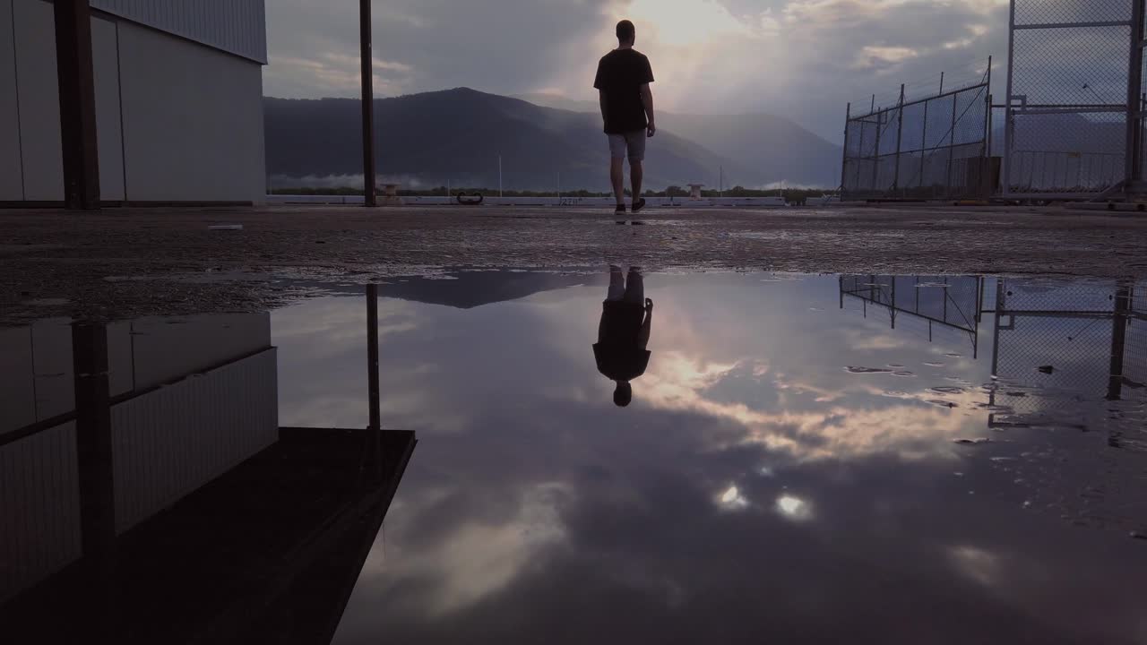 오스트레일리아 의 산 들 의 아름다운 전망 을 감상 하기 위해 부동산 의 가장자리 로  ⁇ 고 있는 사람 - 낮은 각도