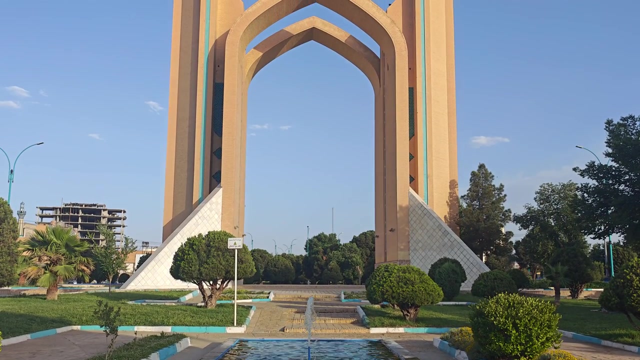 Đài tưởng niệm Cổng Quran ở Shiraz, Iran.