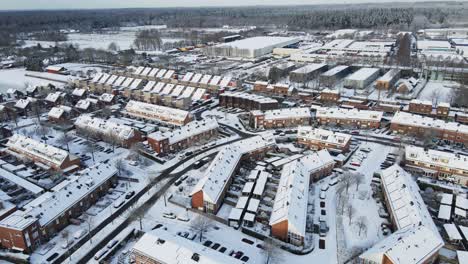 Foque-Hacia-Abajo-De-Una-Hermosa-Ciudad-Cubierta-De-Nieve-En-Los-Países-Bajos