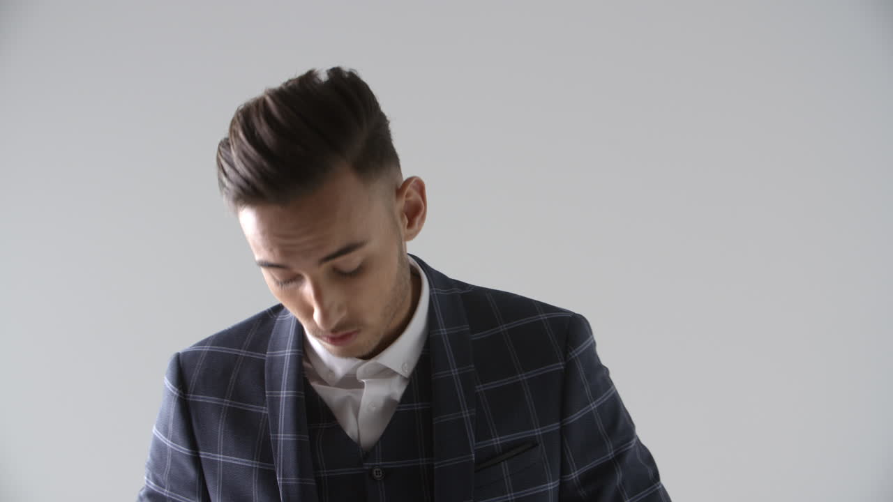 젊은 남자는 머리카락을 통해 손을 실행, 회전, 머리와 어깨