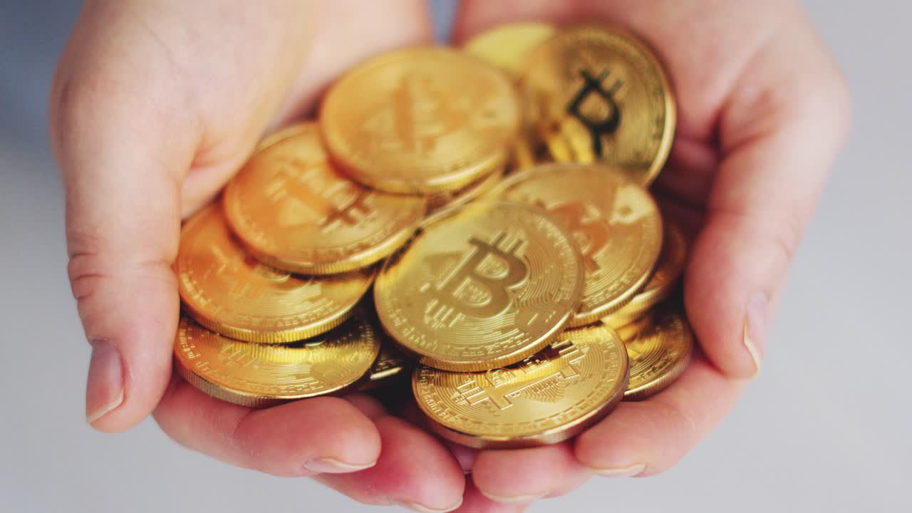 primer plano de un puñado de bitcoin