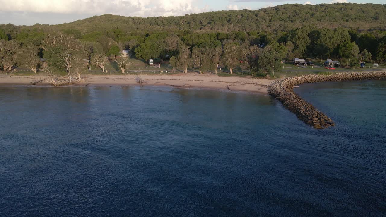 paisaje marino costero y vegetación tropical del punto de amistad cerca del arroyo flying fox en north stradbroke island, queensland, australia