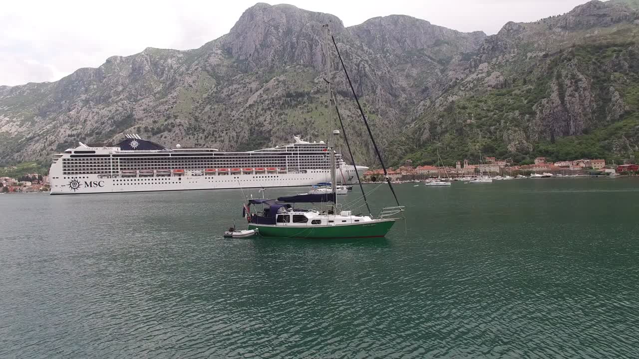 los veleros y un crucero están en la bahía. tiroteo circular