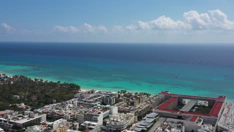 Toma-Aérea-Que-Se-Dirige-Al-Mar-Muestra-Edificios-Y-Un-Gran-Hotel-En-El-Caribe