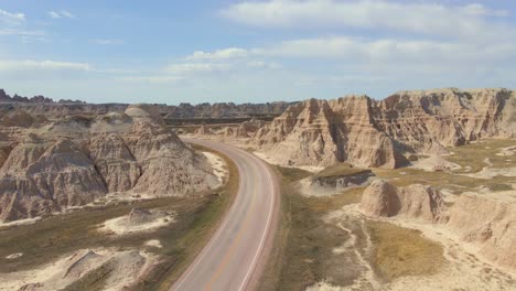 Conducción-De-Automóviles-A-Través-De-La-Carretera-En-El-Parque-Nacional-Badlands,-Dakota-Del-Sur