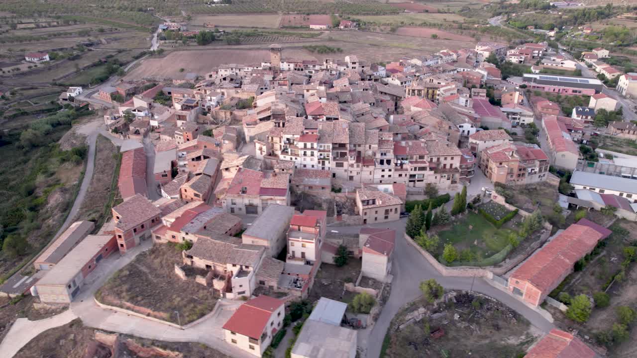 Veduta aerea generale del piccolo villaggio di Fuentespalda alla luce del pomeriggio nella contea di Matarraña, regione di Teruel, Spagna.