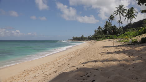 Olas-Salpicando-La-Arena-En-Una-Playa-Vacía-En-Hawaii-En-Verano