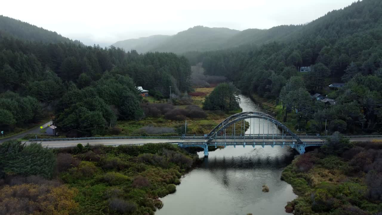 미국 플로렌스 스톤필드 비치 (florence stonefield beach, 2024-11-25) - 고속도로 101에 있는 10마일 크리크 다리의 드론 뷰