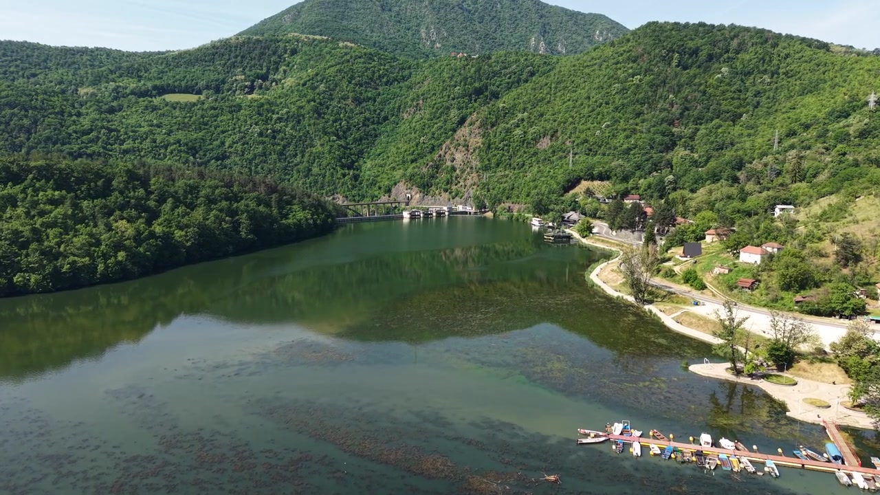 Tomada de drone da barragem de uma usina hidrelétrica no rio Morava Ocidental, Garganta de Ovčar-Kablar na Sérvia.