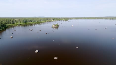 La-Vista-Aérea-Captura-El-Majestuoso-Lago-Rocoso-En-El-Remoto-Desierto-Canadiense.