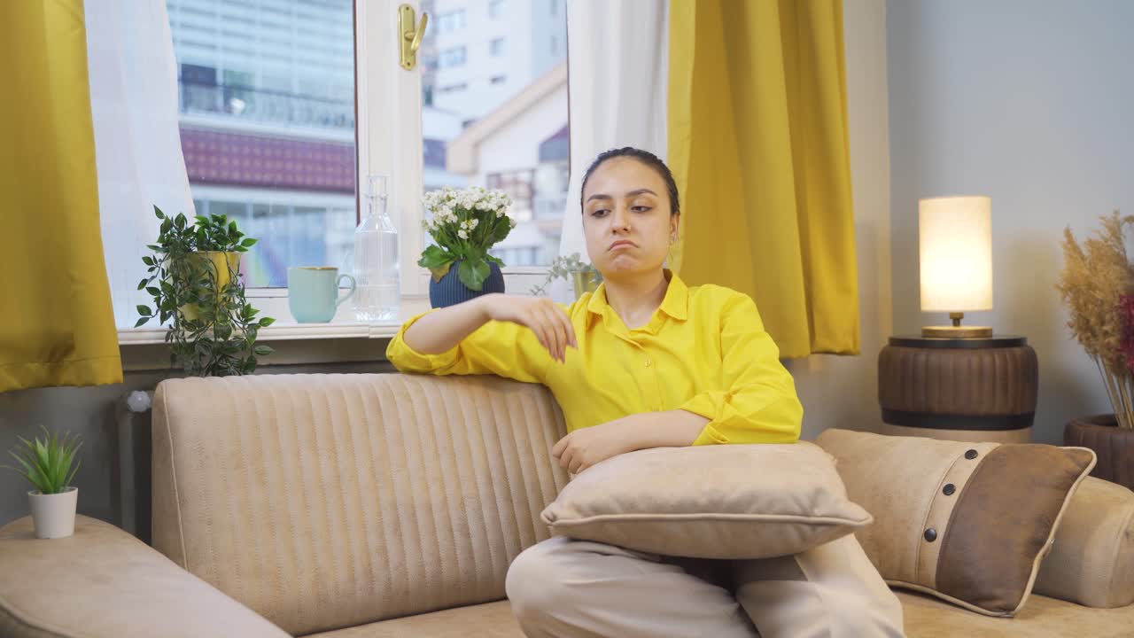 외롭고 슬픈 젊은 여성.