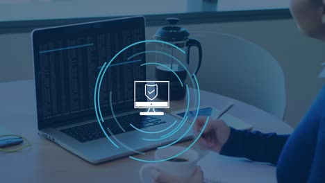 animación del icono de la computadora sobre una mujer de negocios caucásica que usa una computadora portátil en la oficina