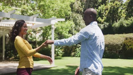 una pareja afroamericana pasando tiempo en casa juntos