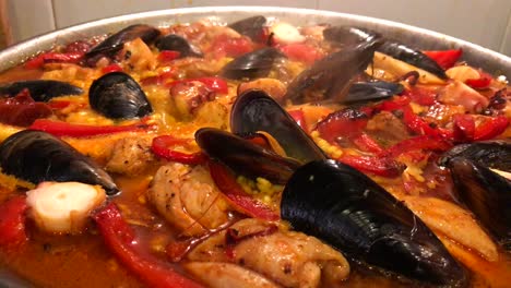 Primer-Plano-De-Paella-Casera-Con-Gambas,-Mejillones-Y-Pescado,-Cocina-Tradicional-Española-De-Marisco