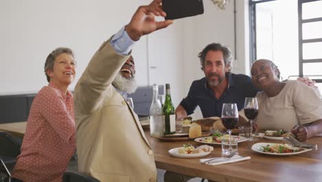 Amigos-Tomándose-Selfies-Mientras-Comen