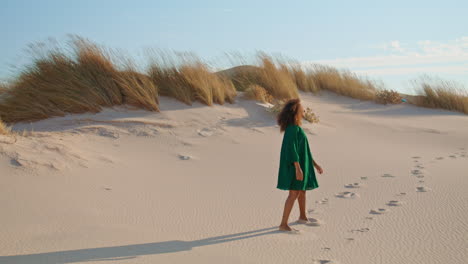 Mädchen-Joggt-Sandhügel-Hinunter-Und-Hinterlässt-Fußspuren-In-Der-Wüste.-Brünette-Genießt-Den-Urlaub