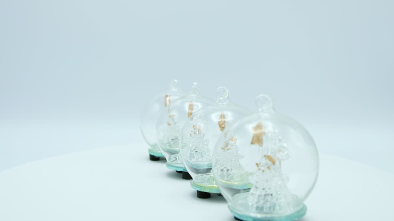 크리스마스 트리와 골든 스타를 가진 유리 공으로 루프 가능한 영상입니다.