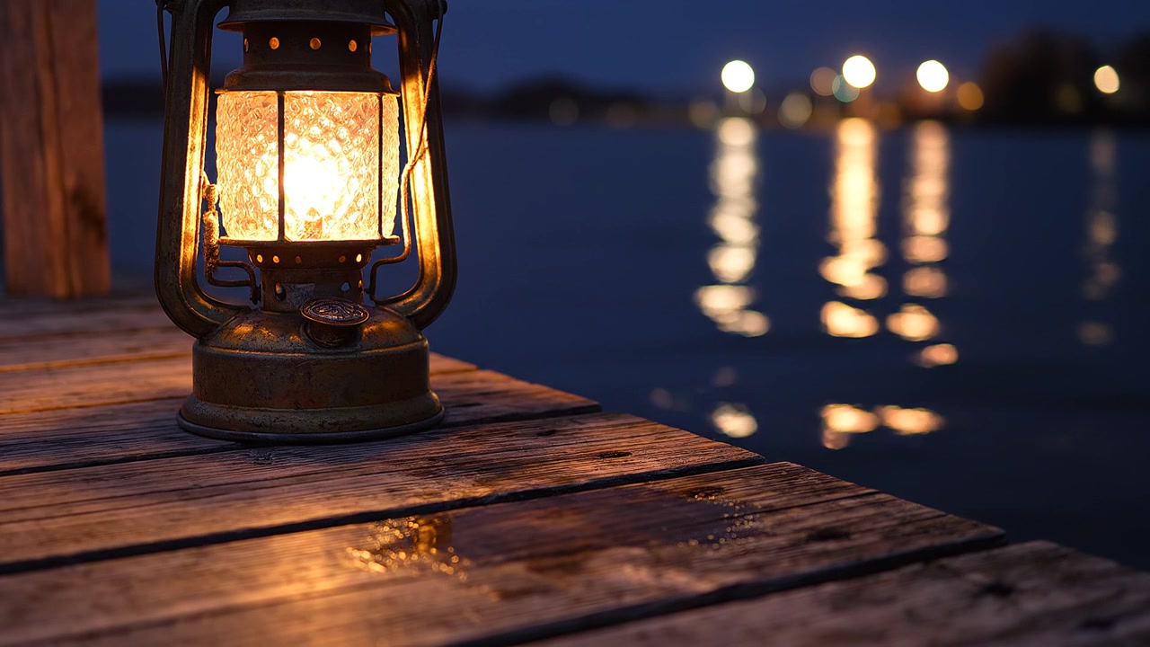 Lanterna a olio vintage che illumina un molo di legno di notte.
