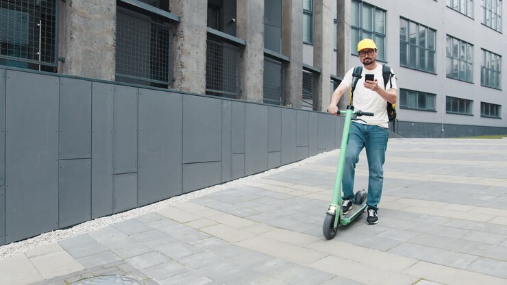 persona di consegna su scooter elettrico in ambiente urbano