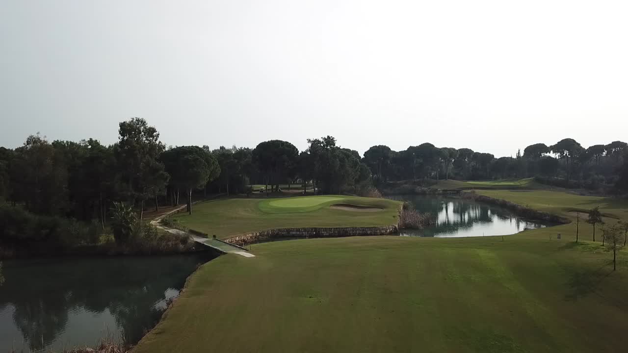 공중 드론 샷, 터키에서 골프 코스의 아름다운 풍경