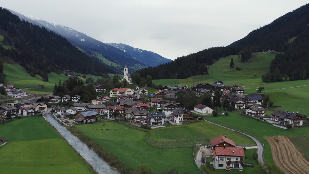 dji mavic 2 pro로 위에서 찍은 이탈리아의 작은 마을, 무브먼트: 궤도