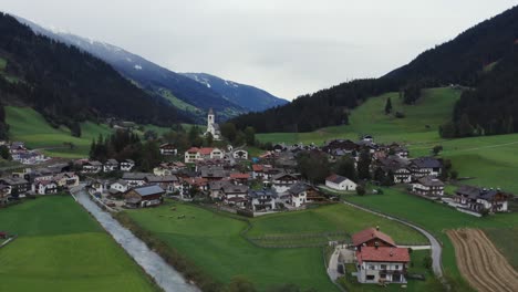 pequeña ciudad en italia tomada desde arriba con dji mavic 2 pro, movimiento: órbita