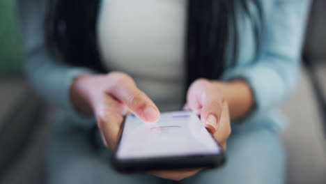 manos, pantalla del teléfono y desplazarse con en línea