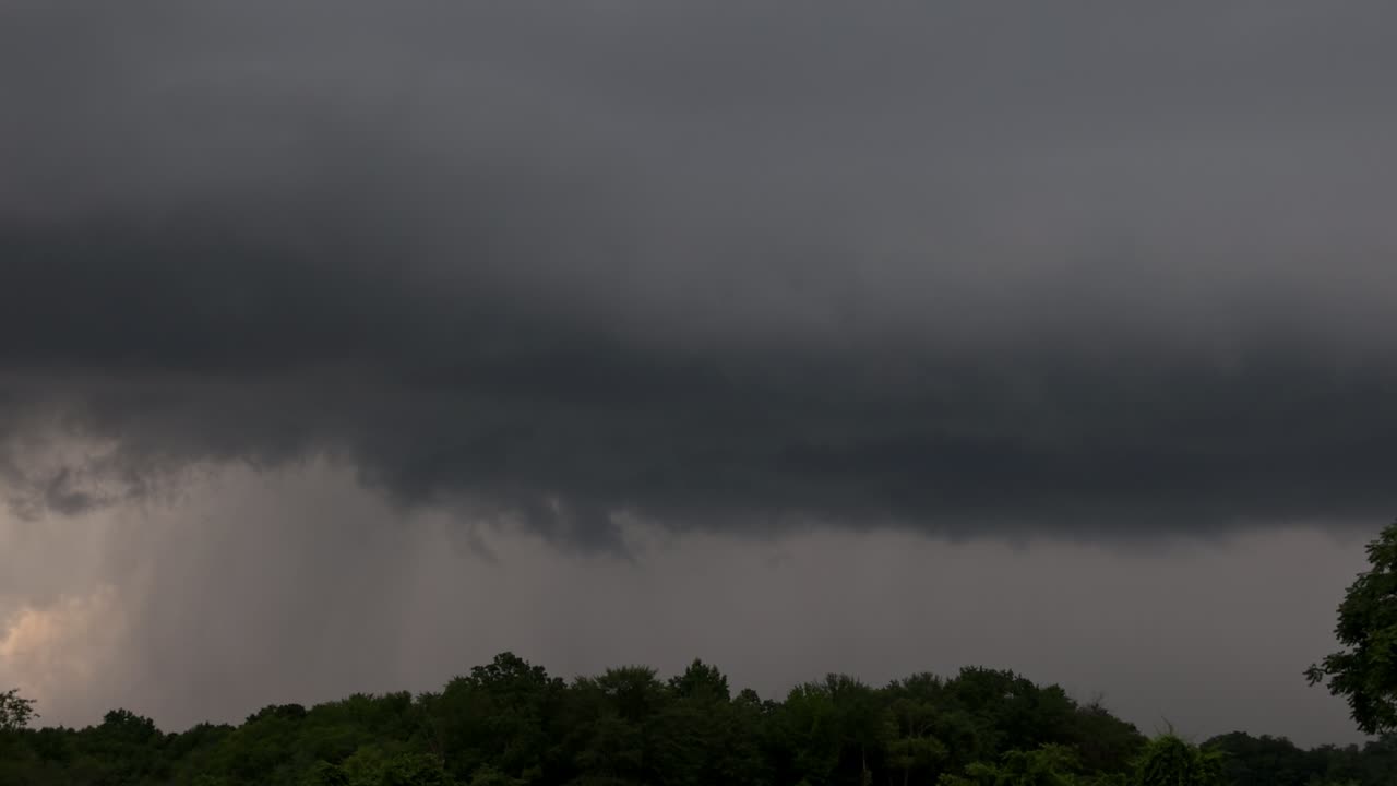 천둥 폭풍 중에 번개와 함께 아름다운 하늘