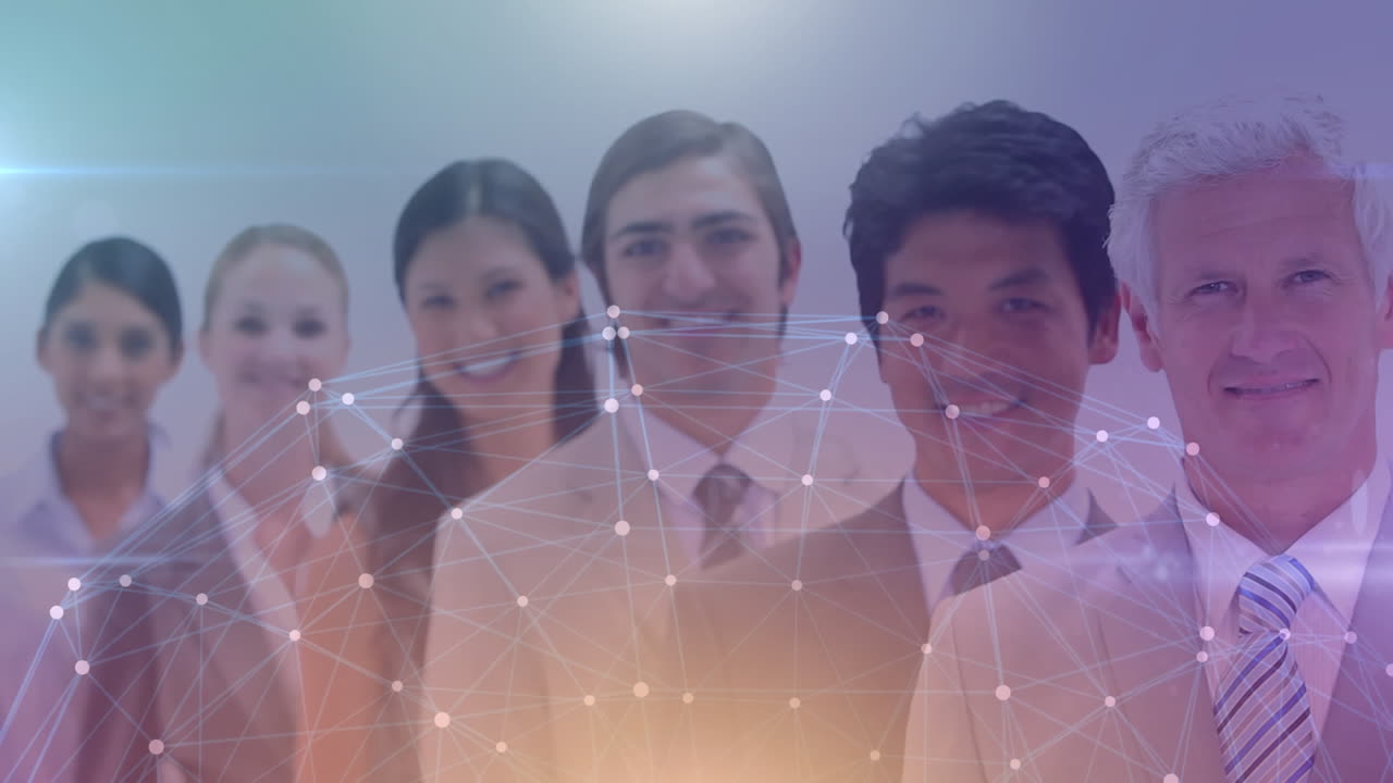 animación del globo de la red de conexiones sobre un grupo de personas de negocios sonrientes