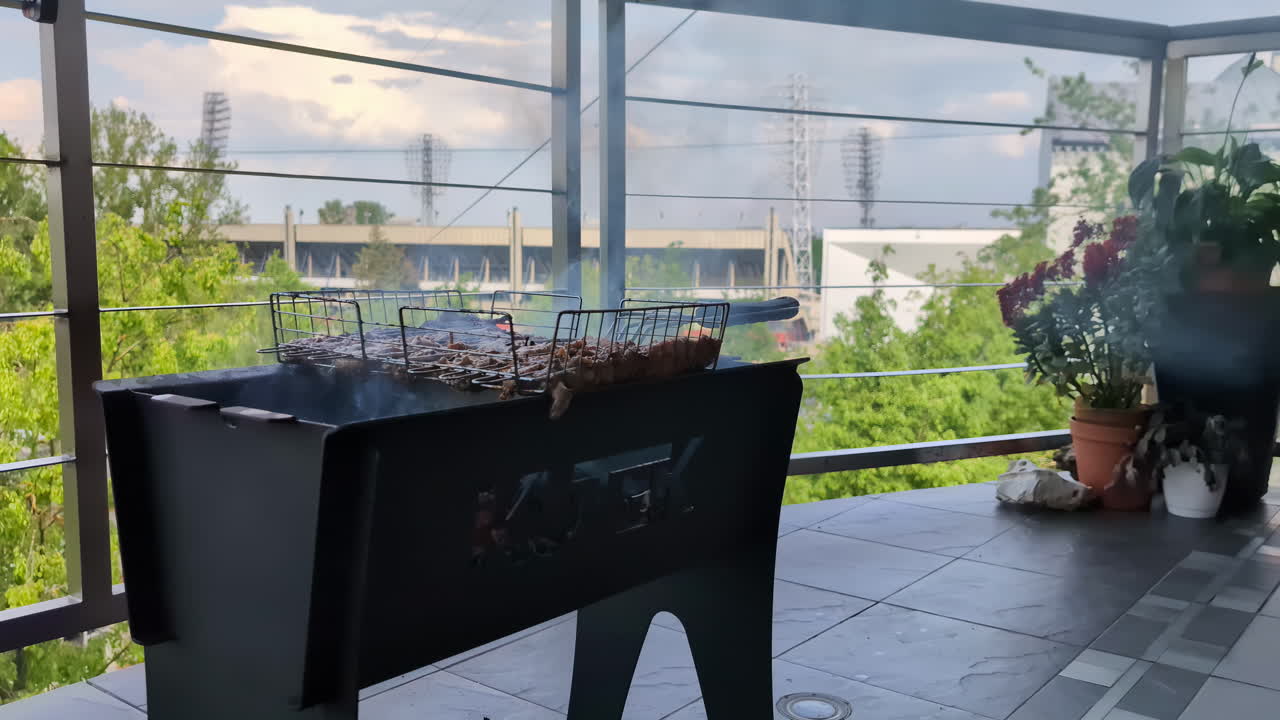 barbacoa de patio trasero con humo y parrilla en un día soleado de verano, cocinando en el patio