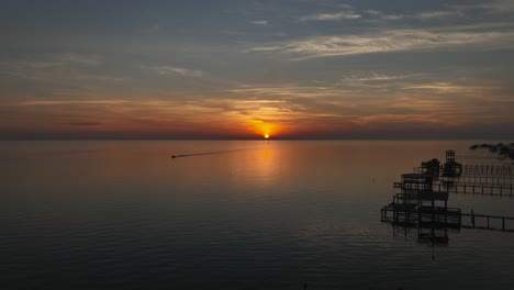 Boater-coming-in-after-a-day-of-fun-on-the-water-in-Mobile-Bay,-Alabama