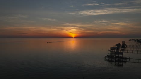 navegante que llega después de un día de diversión en el agua en mobile bay, alabama
