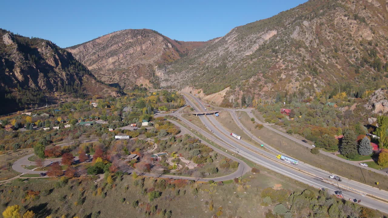 도시 간 고속도로 를 달리는 화물 트럭, 글렌우드, 콜로라도, 미국