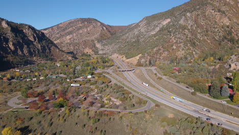 Camiones-De-Carga-Circulando-Por-Una-Autopista-De-Velocidad-Interurbana,-Glenwood,-Colorado,-EE.UU.