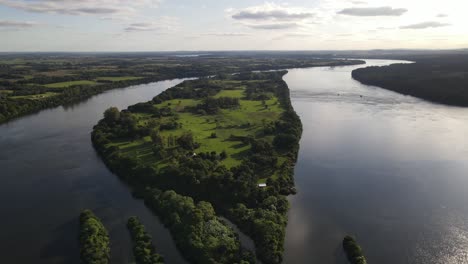 Wonderful-View-Of-Green-Eyot-In-Middle-Of-Island,-Uruguay