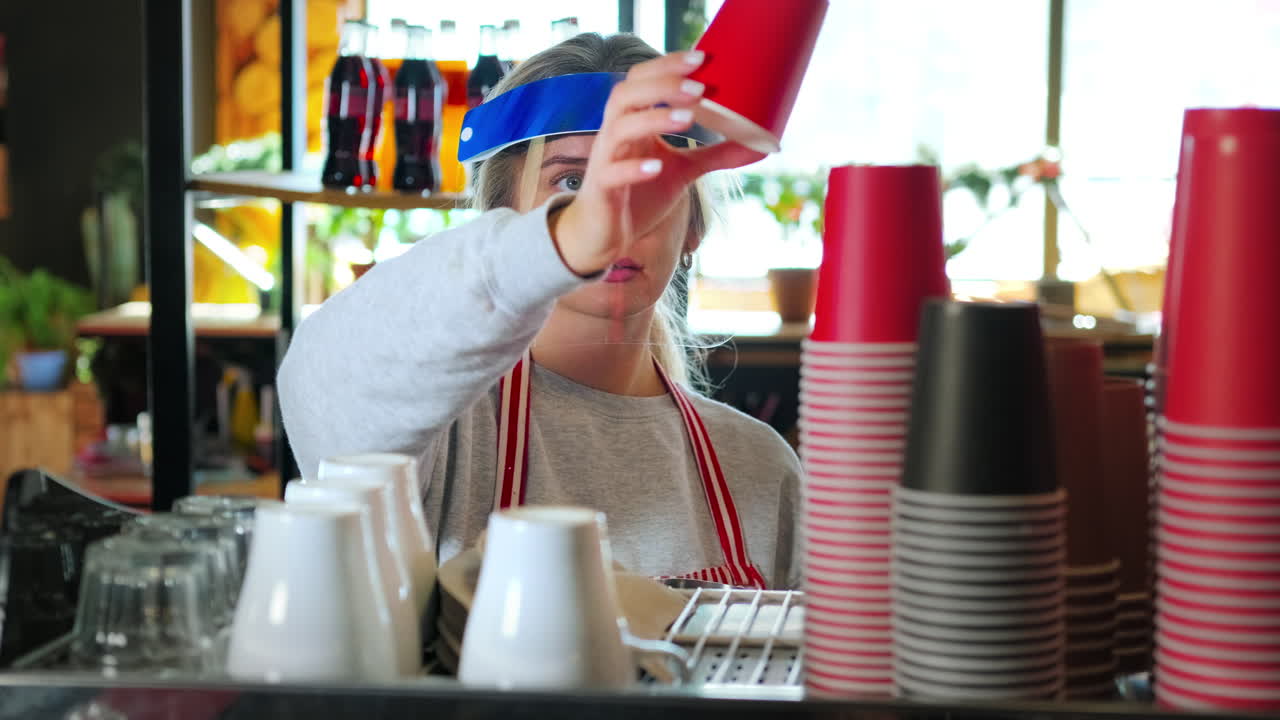 커피 에서 일 하는 바리스타