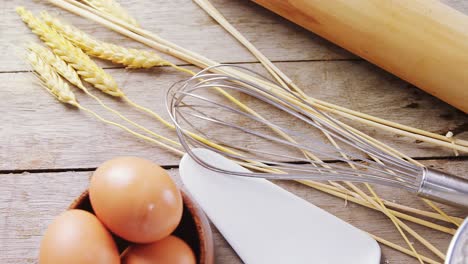 huevos marrones, cosecha de cebada y varios ingredientes en la mesa de madera 4k