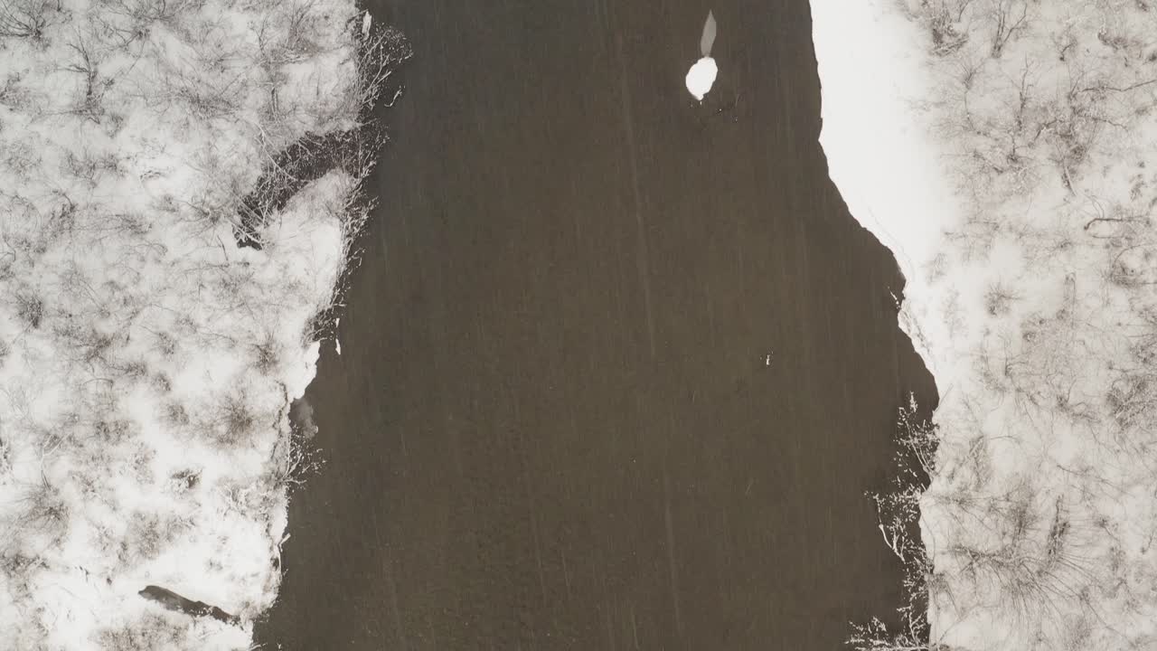 aéreo volando río arriba tormenta de invierno 4k
