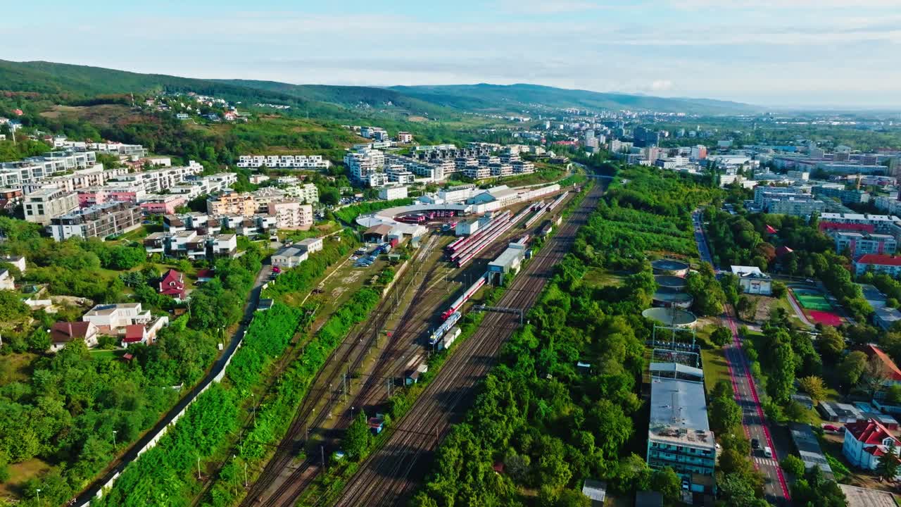 항공 촬영은 브라티슬라바의 광활한 전망을 포착합니다. 철도 네트워크, 도시 지역 및 주변 녹색을 보여줍니다.