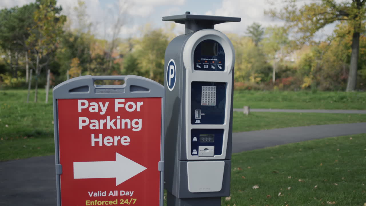 parquímetro de la calle para pagar el estacionamiento. panel solar superior para alimentar su dispositivo