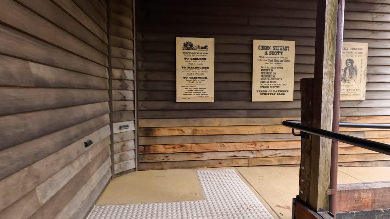 역사적인 배경에서 목조 벽에 붙여진 포스터