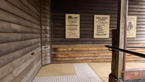 carteles en paredes de madera en un entorno histórico