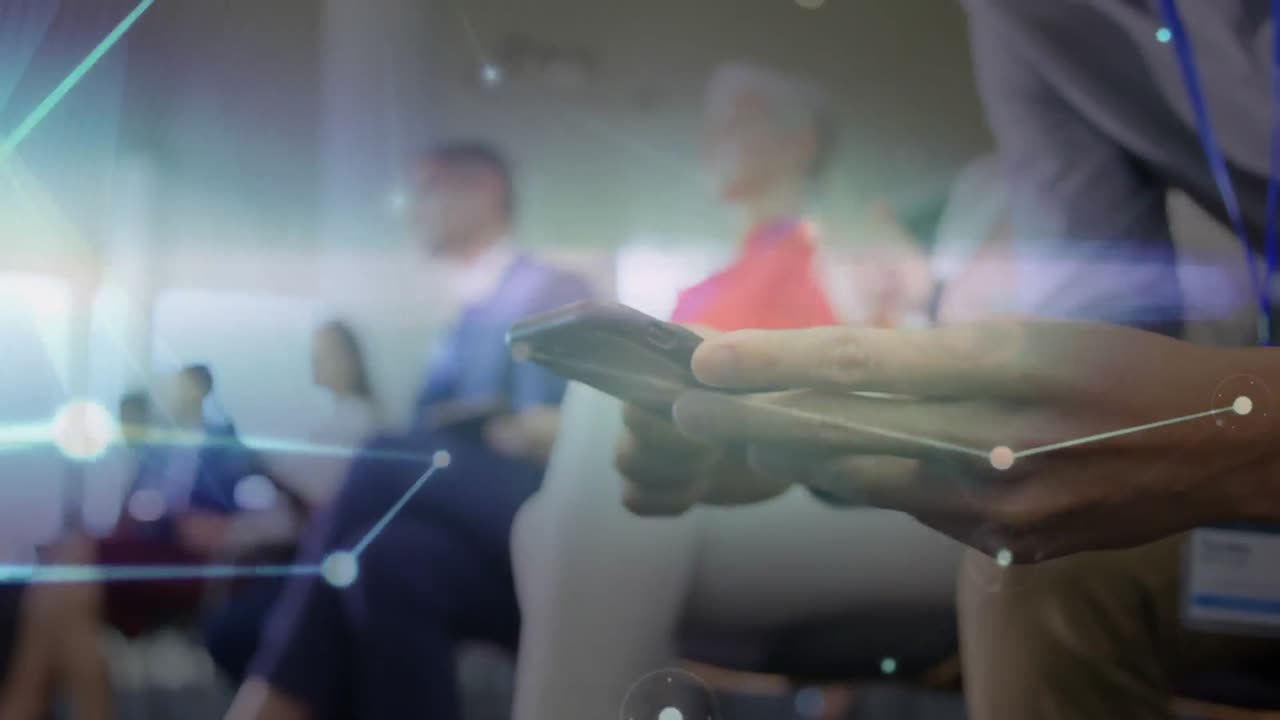 una red de conexiones contra el hombre que usa un teléfono inteligente